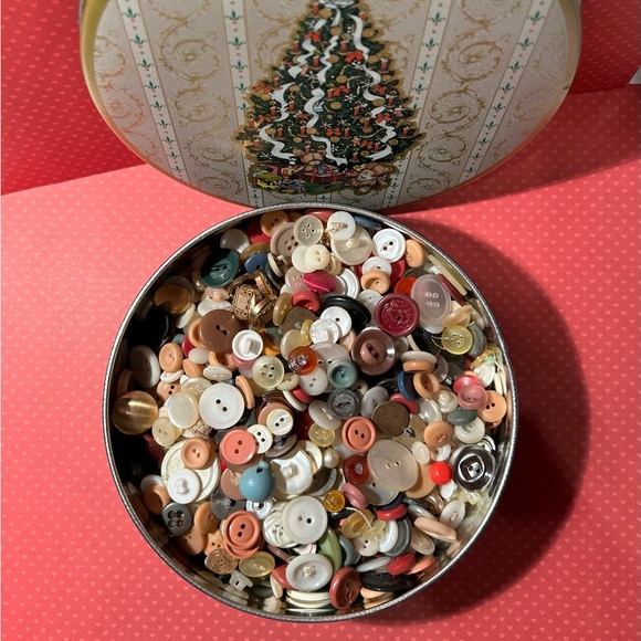 Lot of Vintage Christmas Color Themed Buttons in tin - Picture 13 of 13